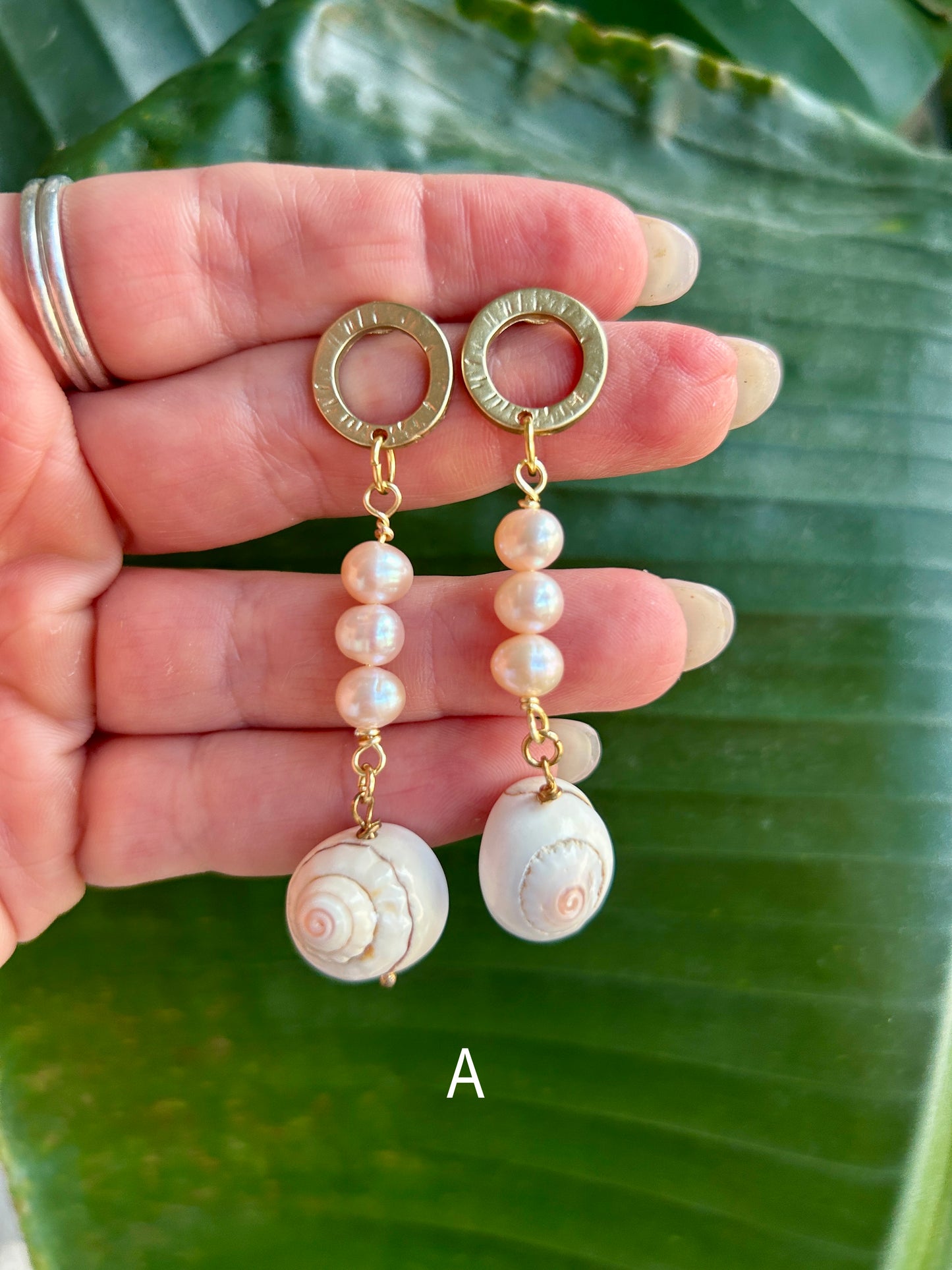 Remolina - snail shell dangling earrings