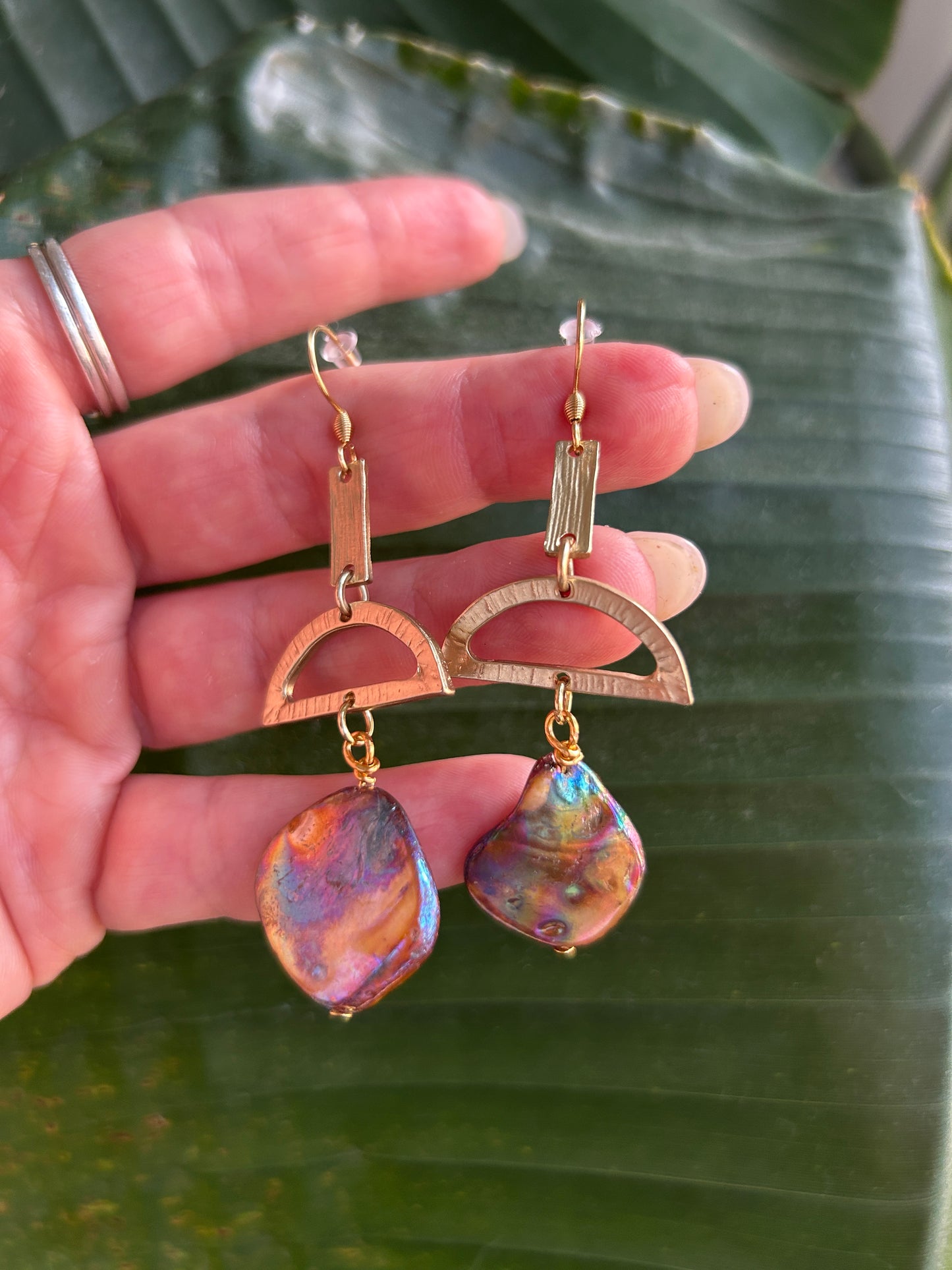Brisa - mother of pearl dangling earrings