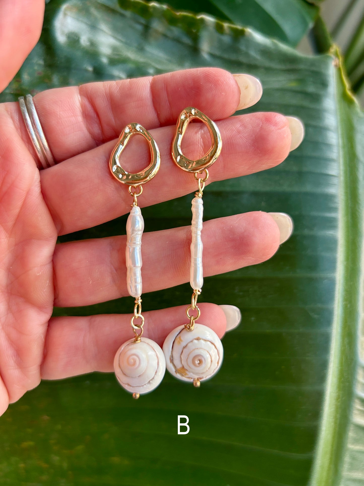 Remolina - snail shell dangling earrings