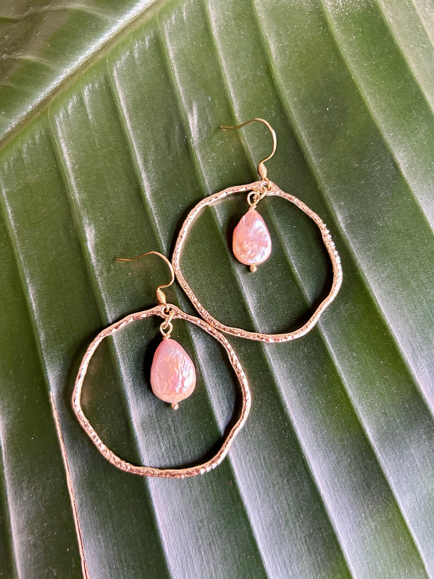 Pink teardrop keshi pearls hanging in hammererd gold hoops